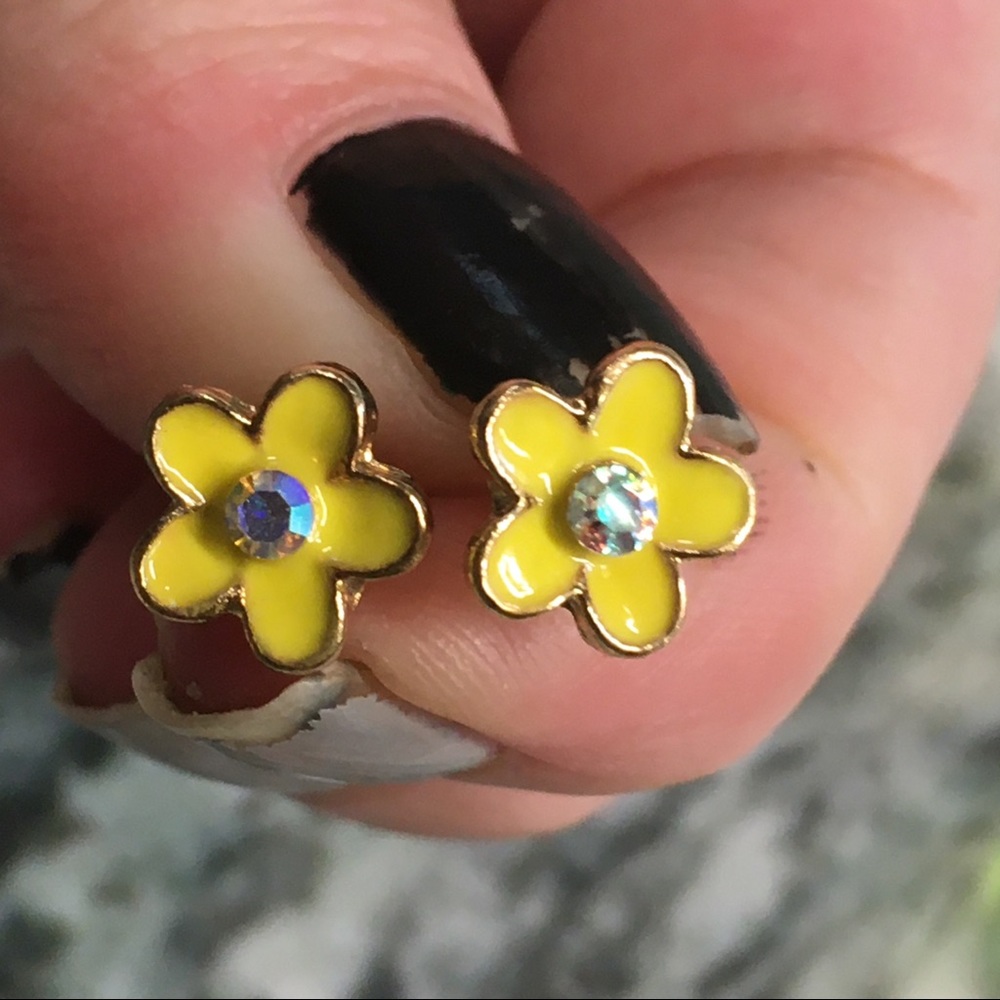 🎈Sale 🎈2 for $10 NWOT dainty yellow daisies crystal look center post earrings